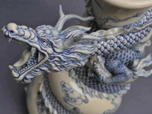 陶艺师作品：《盘龙青花瓷蛟壶》